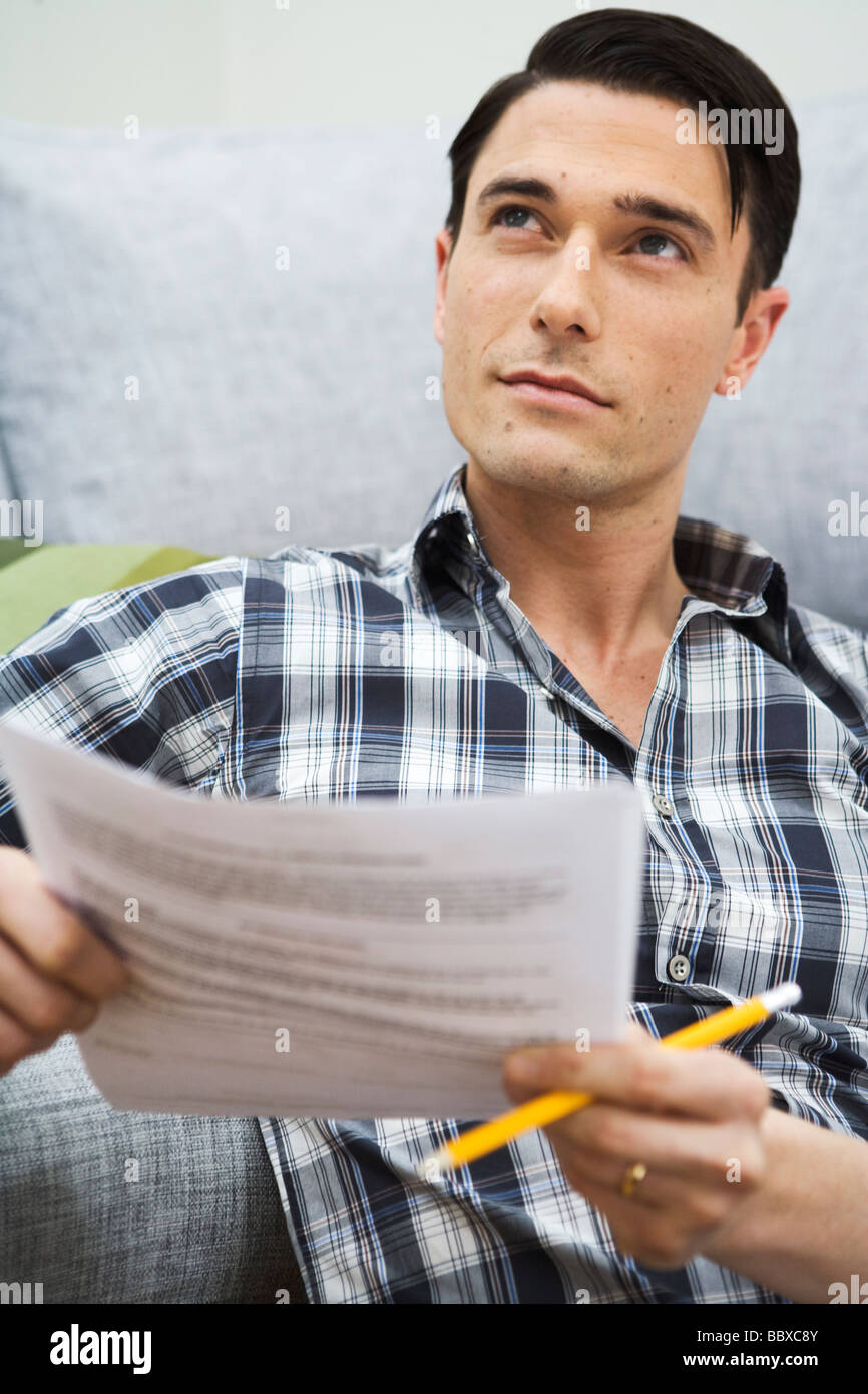 Ein Mann, ein Stück Papier in der Hand Schweden. Stockfoto