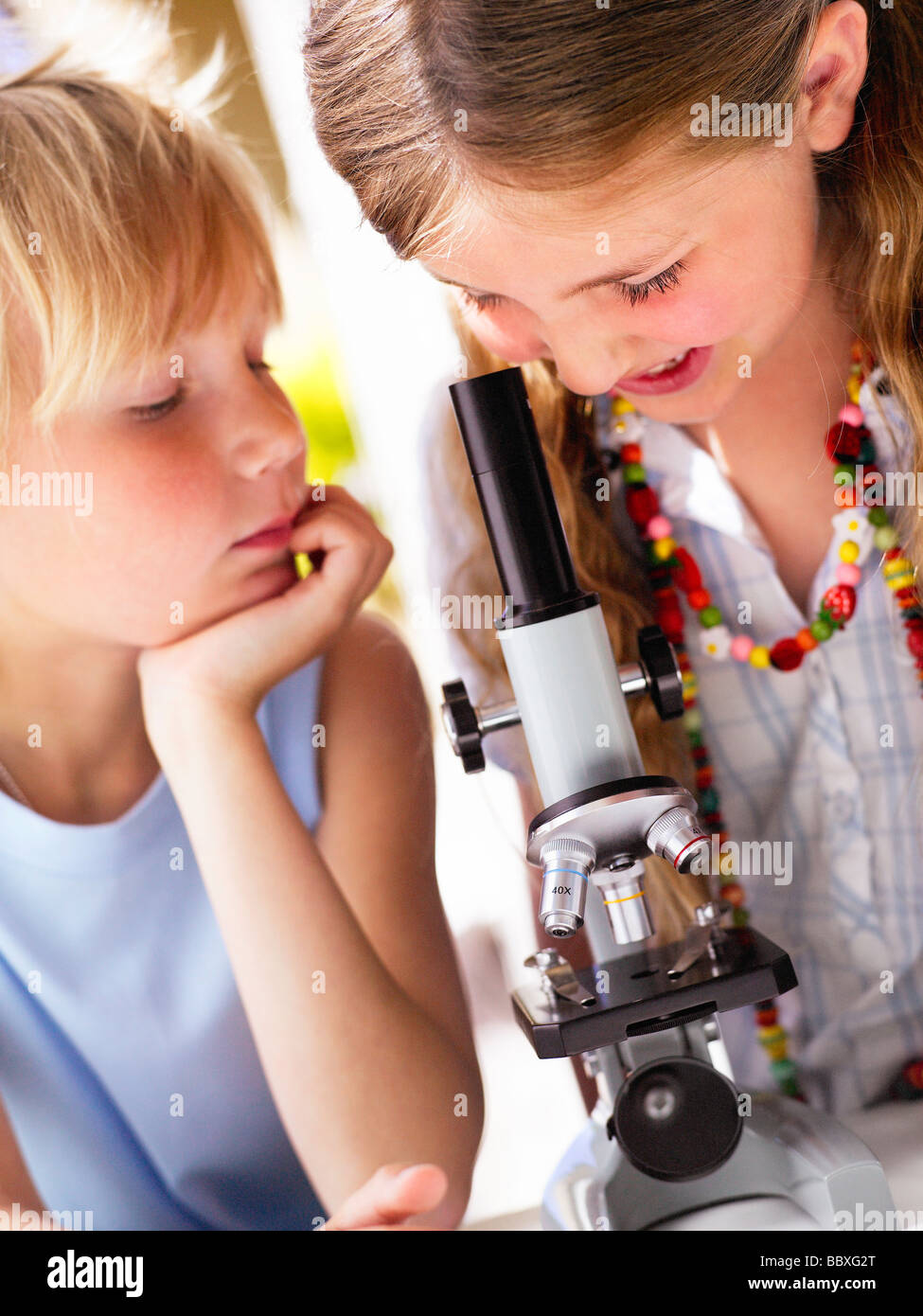 Ein Junge und ein Mädchen mit einem Mikroskop Schweden. Stockfoto