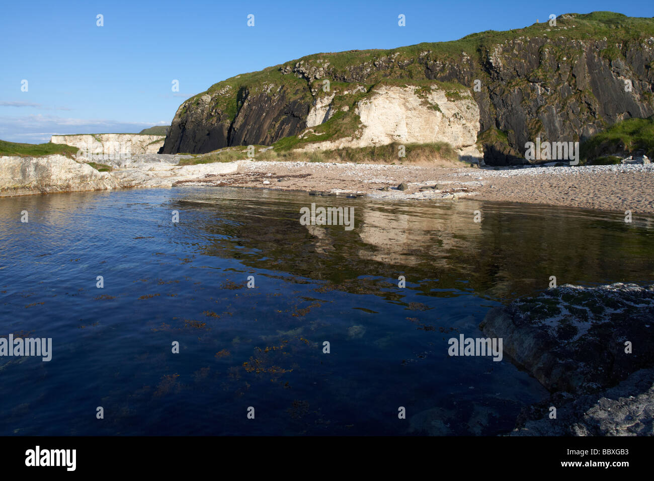 Strand am Sandstrand Port Ballintoy auf North Antrim Küste Grafschaft Antrim Nordirland Vereinigtes Königreich verwendet Dreharbeiten Lage-Spiel der Throne Stockfoto