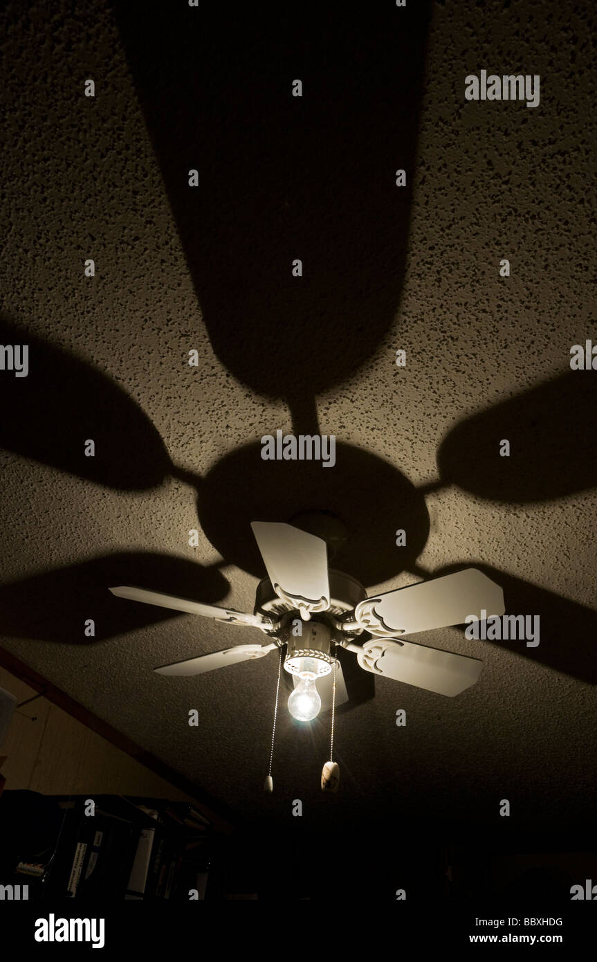 Deckenventilator und Licht mit Schatten Stockfoto
