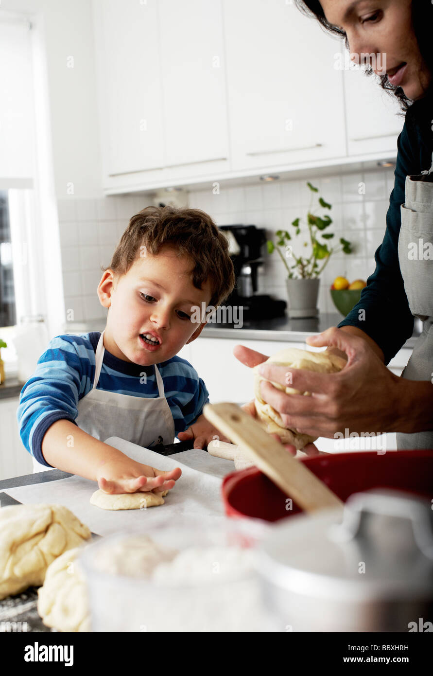 Mutter und Sohn backen Schweden. Stockfoto