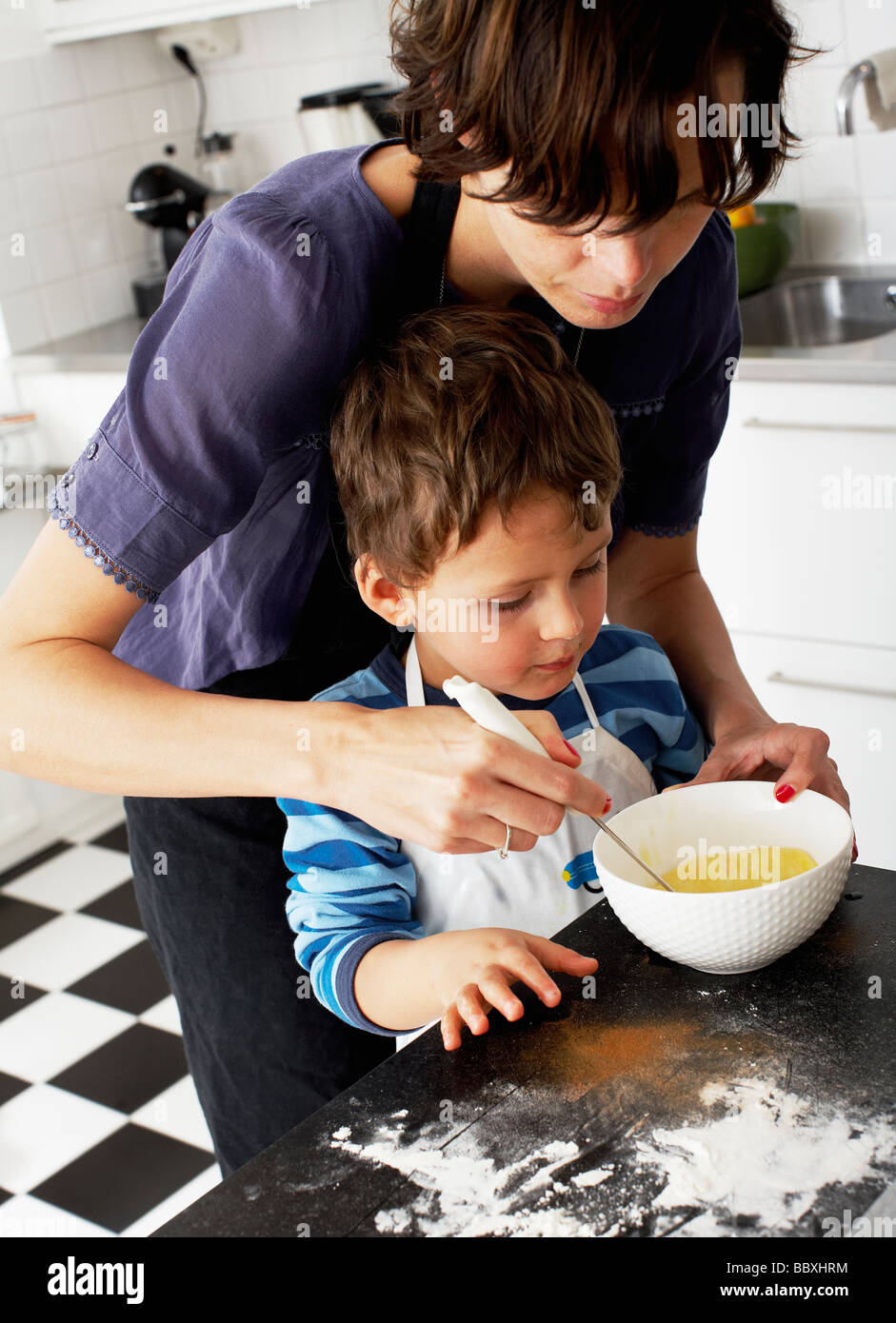 Mutter und Sohn backen Schweden. Stockfoto