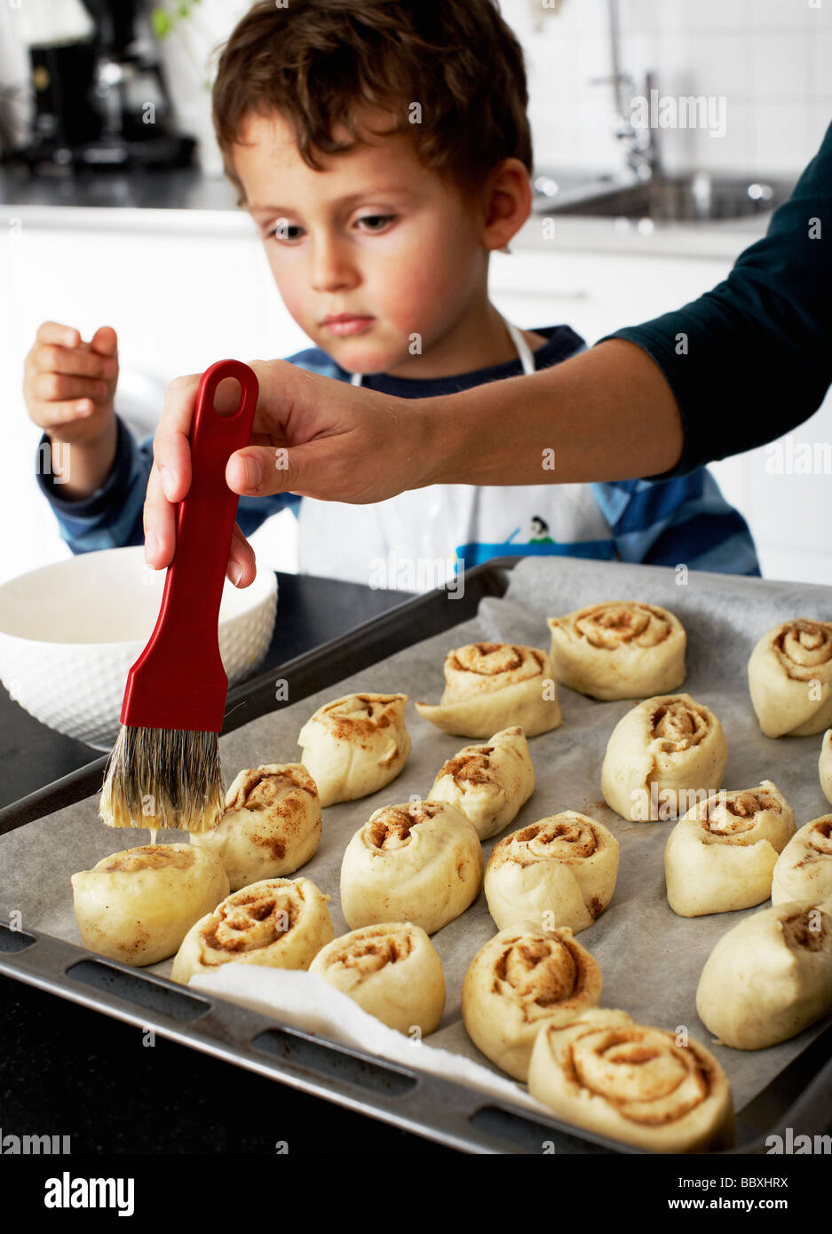 Mutter und Sohn backen Schweden. Stockfoto