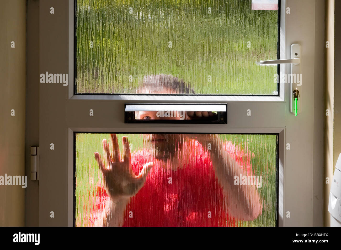 Blick durch Briefkasten-in Schlüssel zu brechen versucht der Mensch in Tür Stockfoto
