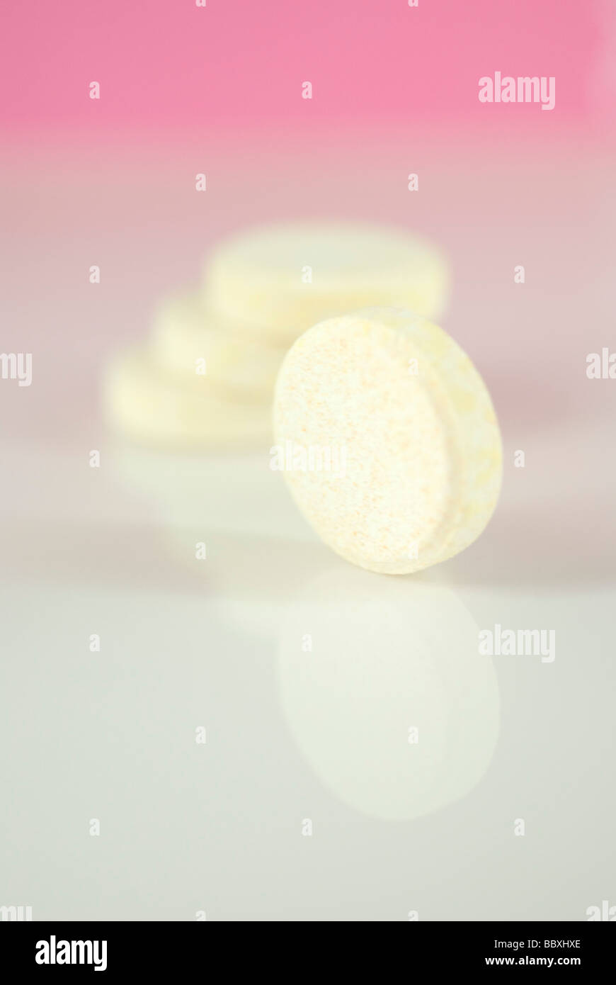 Vitamin-Pillen auf rosa Hintergrund Stockfoto