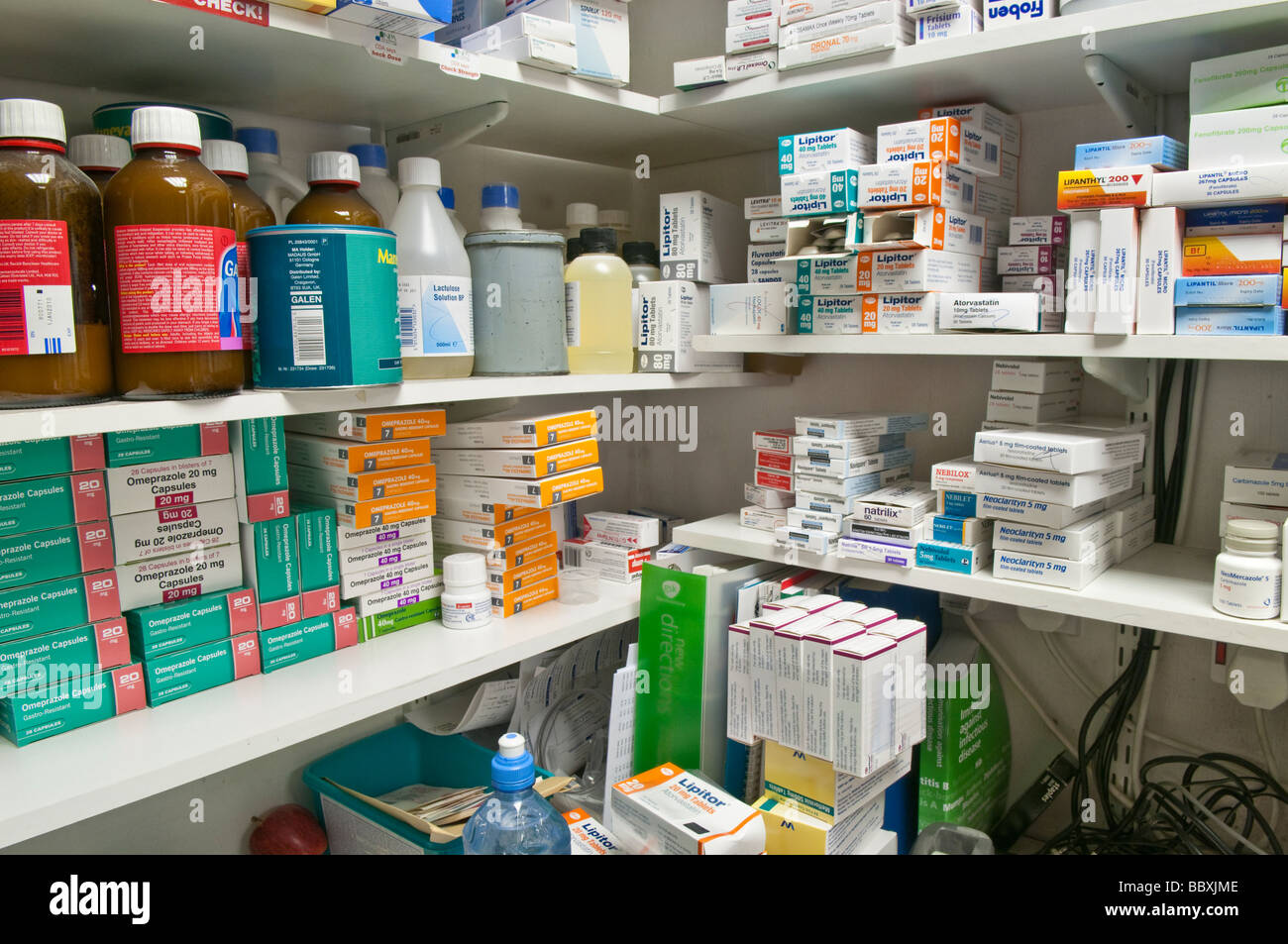 Boxen von Medikamenten auf einem Apotheker Regal gestapelt Stockfoto