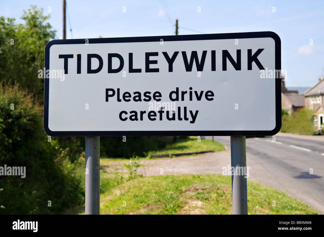 Schild des ungewöhnlichen Ortsnamens des kleinen Weilers Tiddleywink in der Nähe von Yatton Keynell in Wiltshire, England an Sommertag Stockfoto