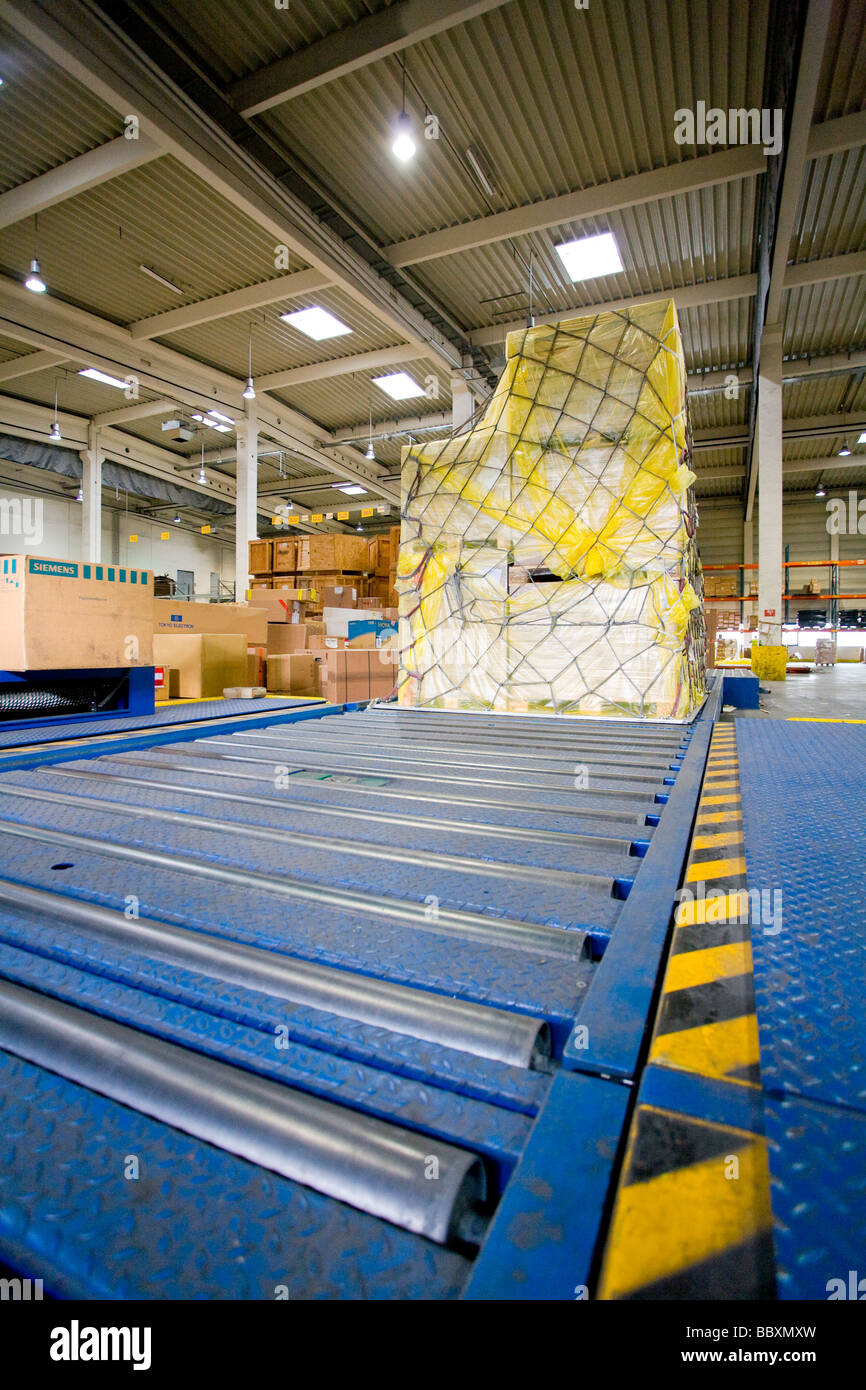 Luftfracht bewegt sich entlang einer rollenden Plattform bereit, auf Flugzeuge verladen werden Stockfoto