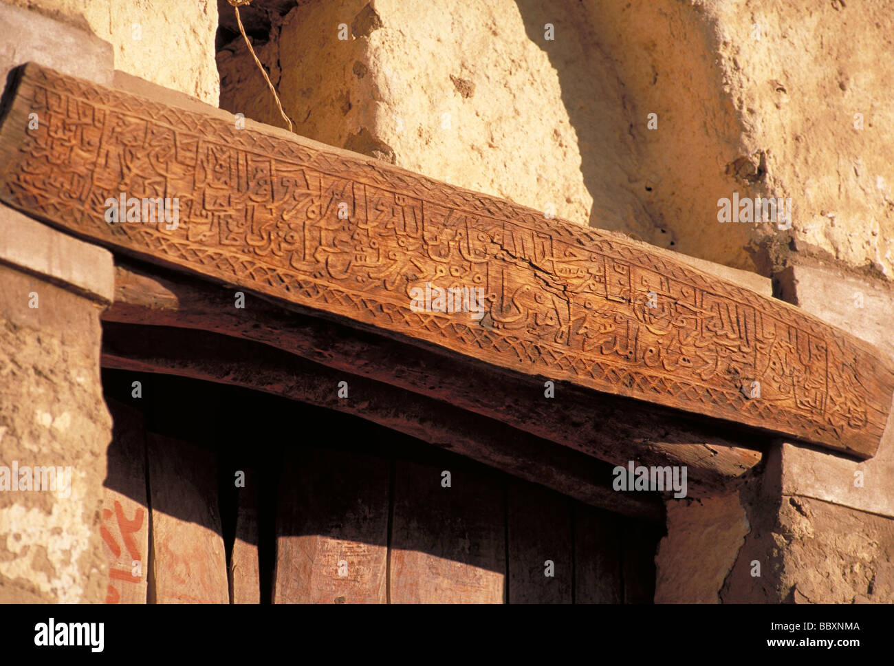 Elk157 4982 Ägypten Western Desert Dakhla Oase Al Qasr alte Haus w geschnitzte Türsturz 9-15. c Stockfoto
