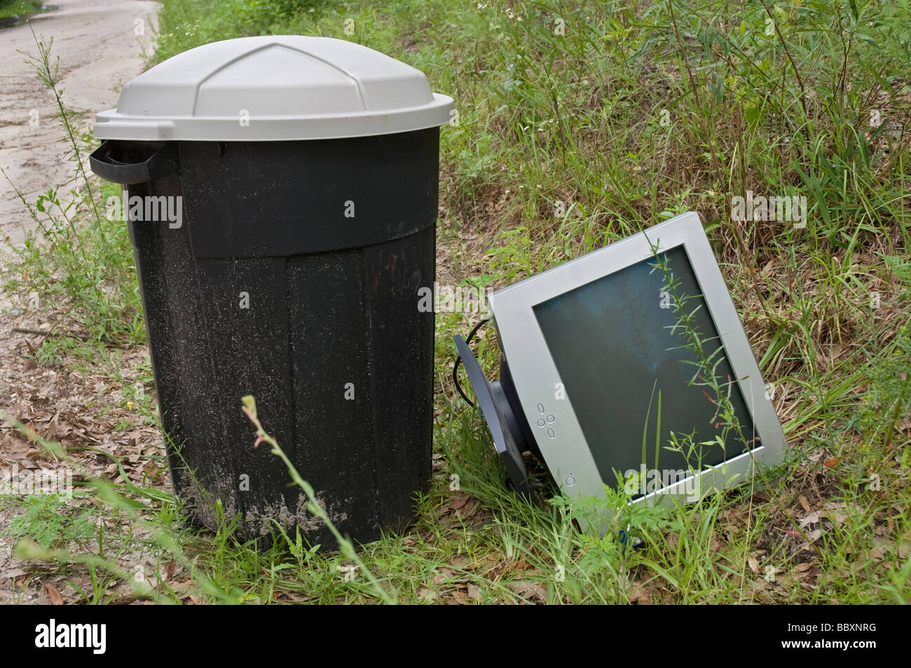alten veralteten CRT Computermonitor Weg mit dem Müll am Straßenrand geworfen Stockfoto