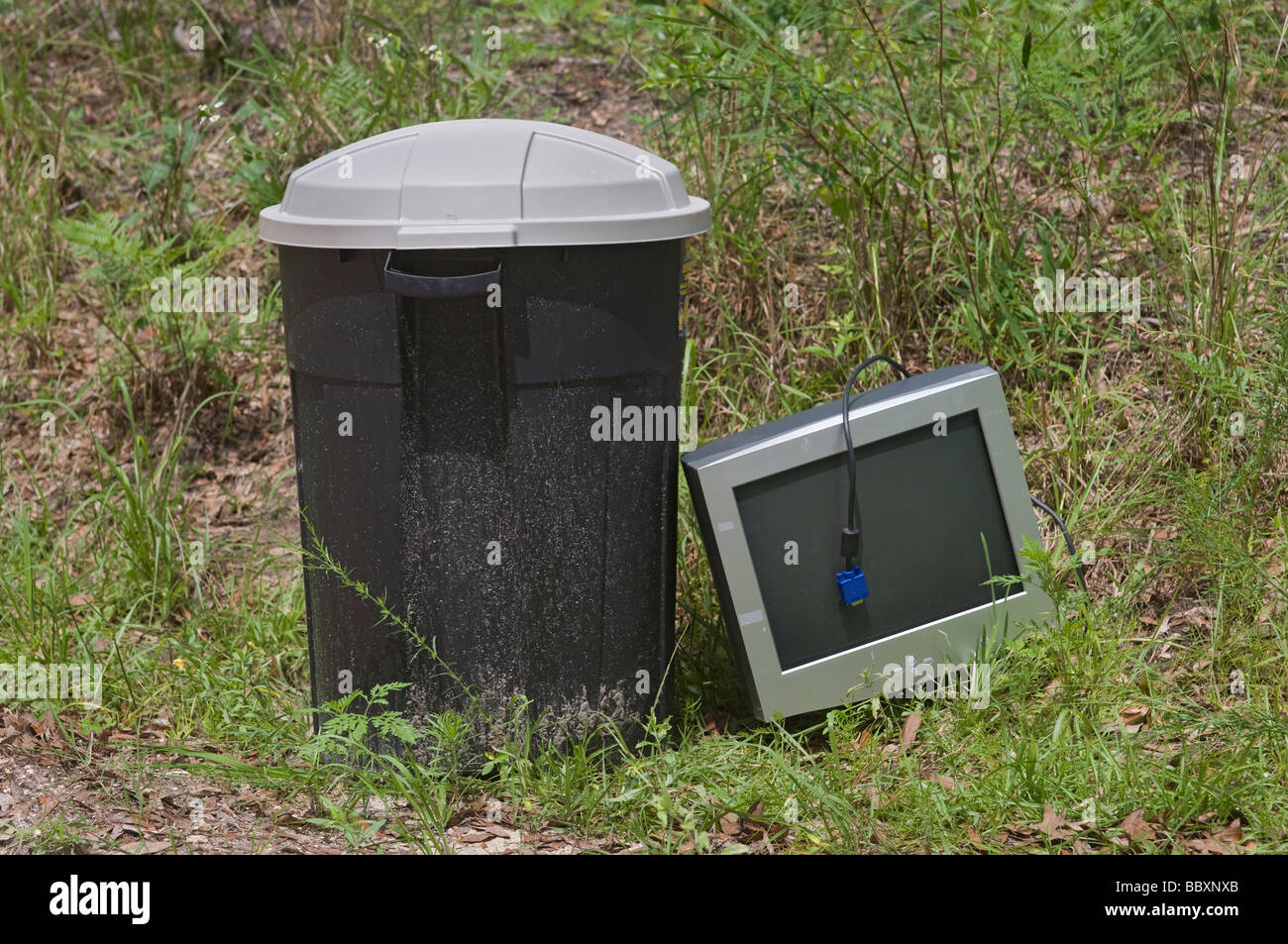 alten veralteten CRT Computermonitor Weg mit dem Müll am Straßenrand geworfen Stockfoto