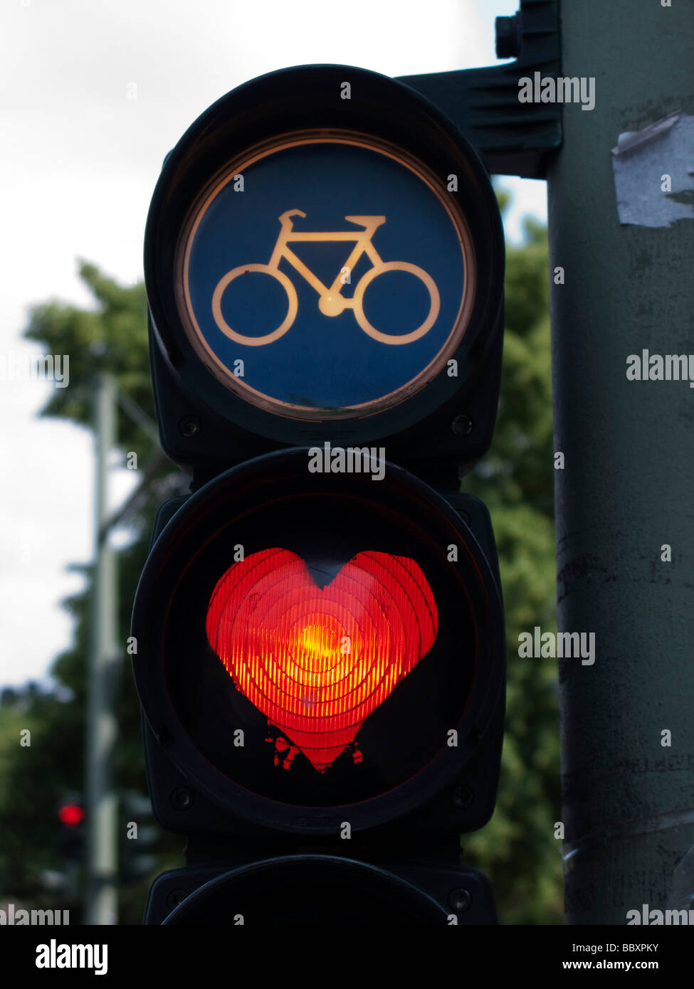 Ampeln für Radfahrer mit rotem Licht gemalt in Form eines Herzens in Berlin Deutschland Stockfoto