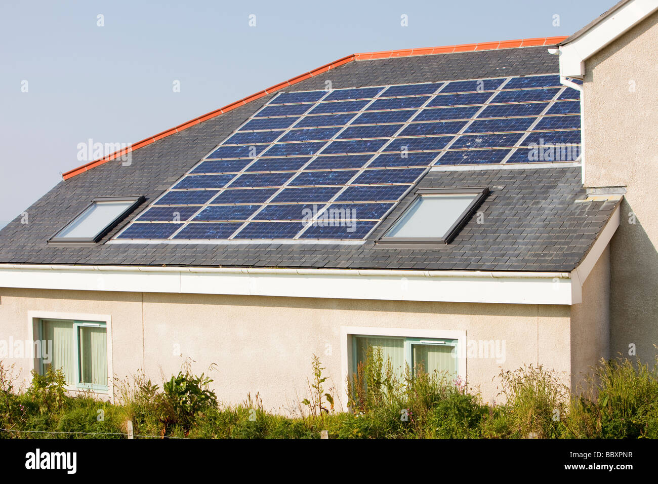 Solar-Elektro-Panels auf eine Schule Dach in Pendeen Cornwall UK Stockfoto