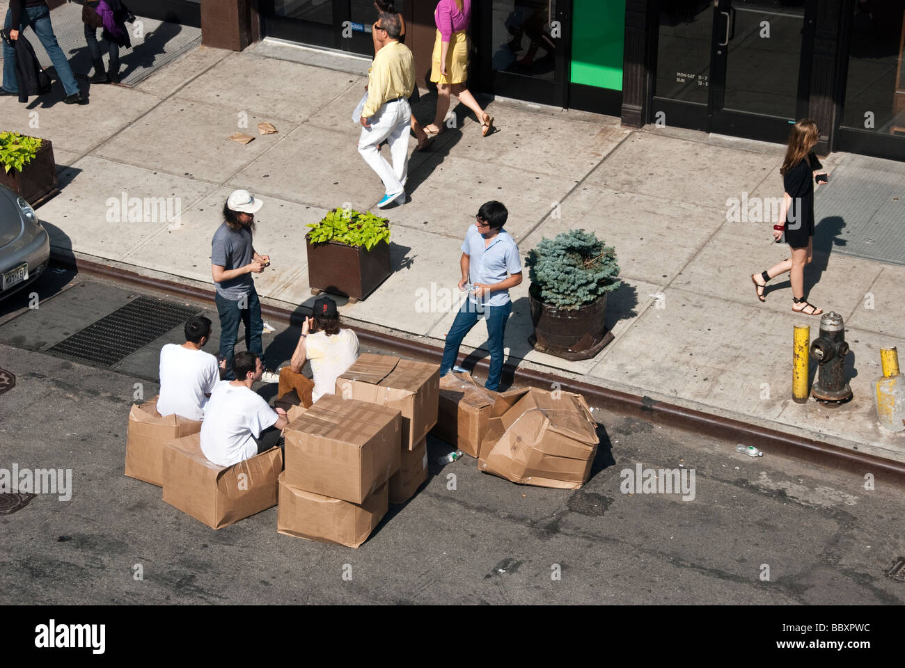 lässig chic Sonntag Fußgänger ignorieren eine Bordsteinkante Versammlung & Washington Street gegenüber der High Line Park spazieren Stockfoto