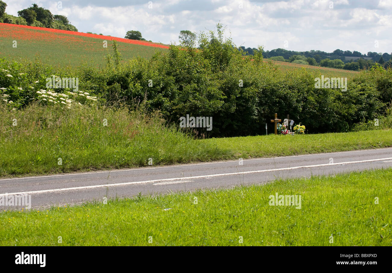 A ROAD SIDE SCHREIN MARKIERT EINEN FRÜHEREN TÖDLICHEN VERKEHRSUNFALL IN DER NÄHE VON CHESHAM, BUCKINGHAMSHIRE, ENGLAND Stockfoto
