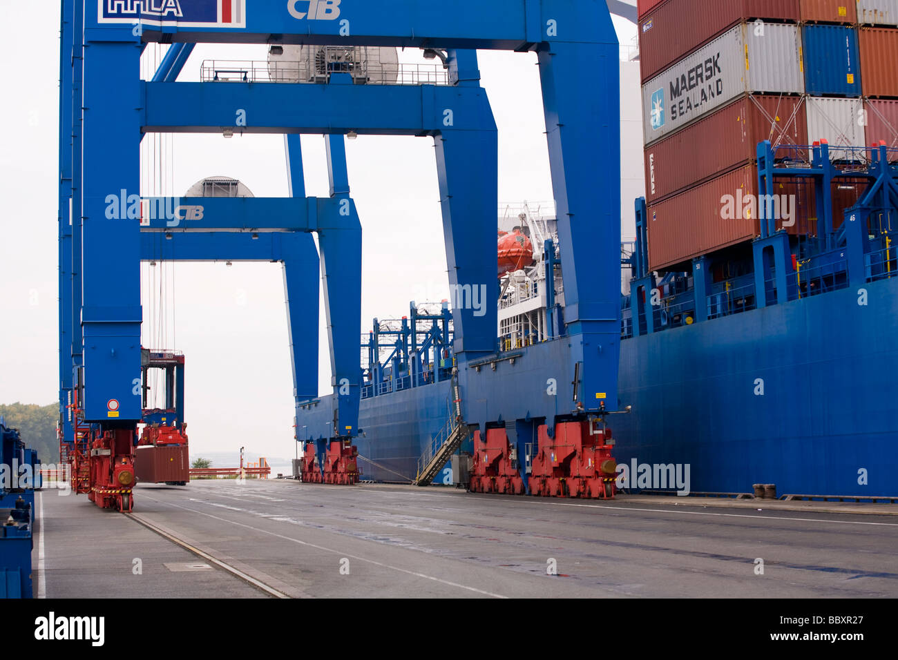 Basis eines Krans schimpfte Containerhafen. Stockfoto Basis eines Krans schimpfte Containerhafen. Stockfoto