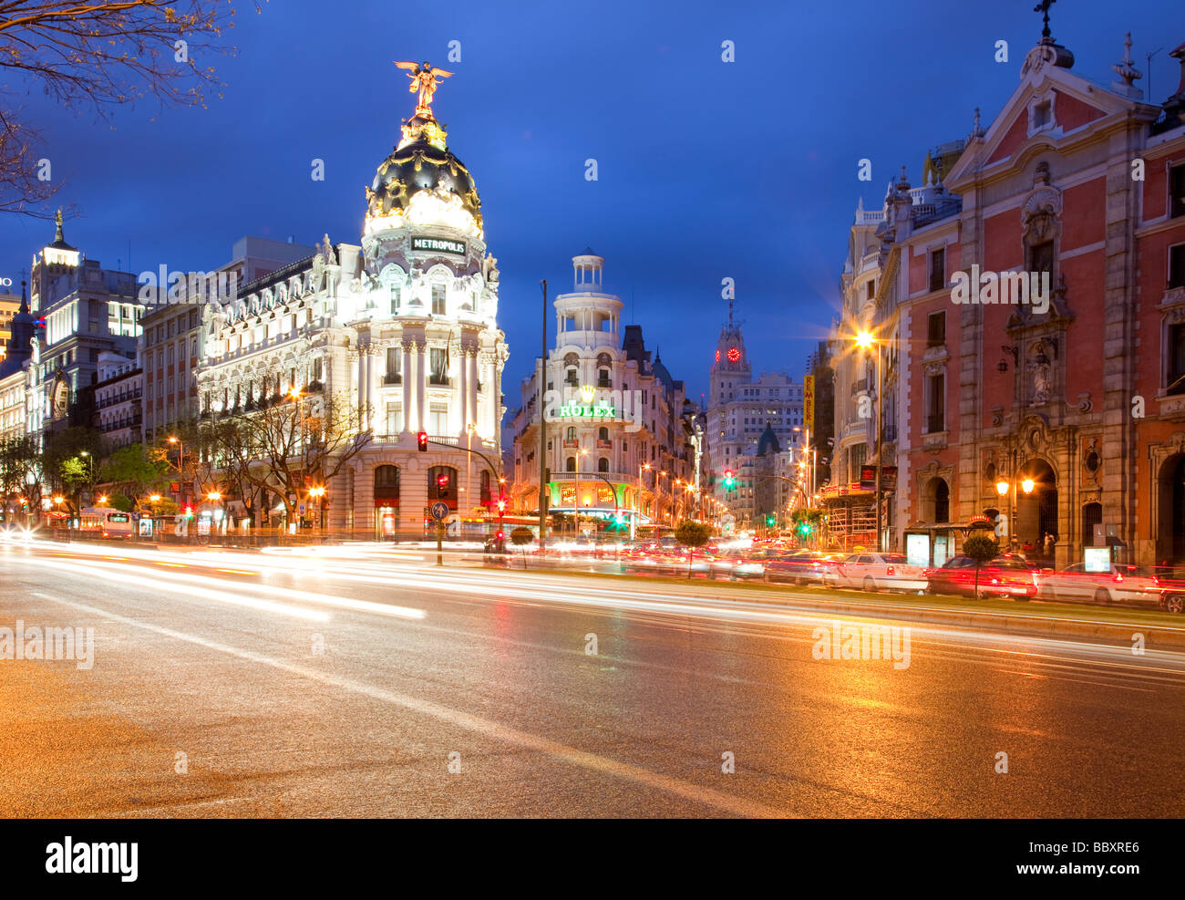 Blick entlang der Gran Via in der Abenddämmerung Madrid Spanien Stockfoto