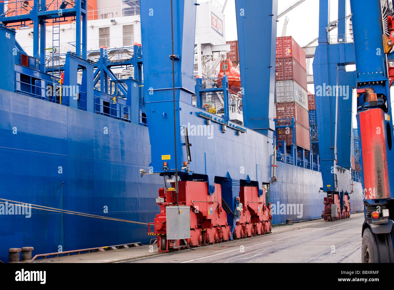 Basis eines Krans schimpfte Containerhafen. Stockfoto Basis eines Krans schimpfte Containerhafen. Stockfoto