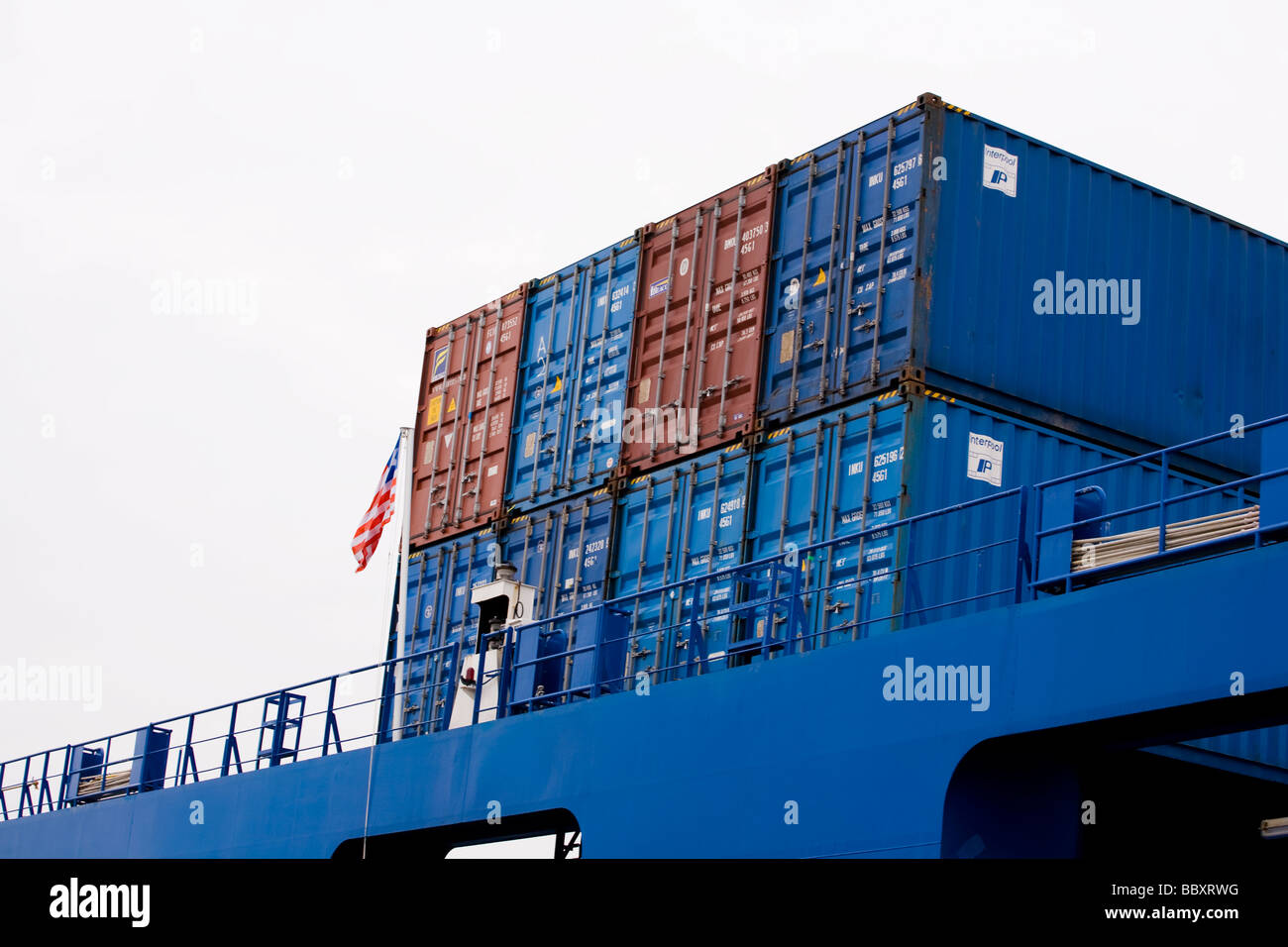 Container an Bord eines angedockten Containerschiff erwarten um entladen werden. Stockfoto