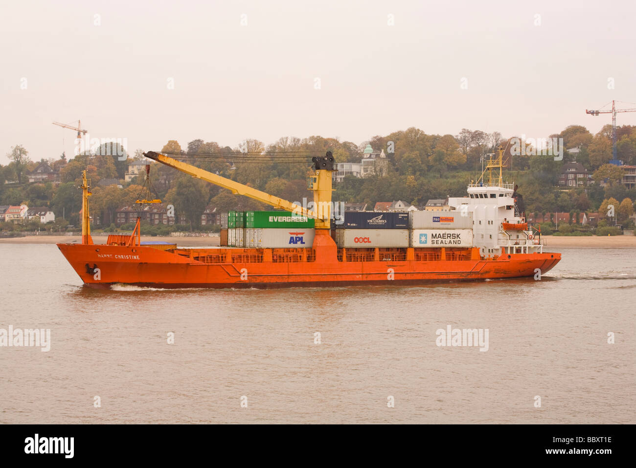 Eine kleine bis mittelgroße Containerschiff leitet um zu sehen, entlang der Elbe, Hamburg Stockfoto