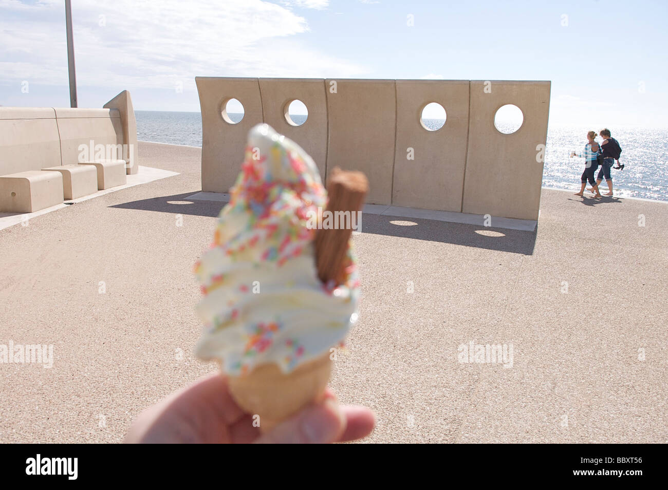 An der Cleveleys Promenade wird Eis gegessen Stockfoto