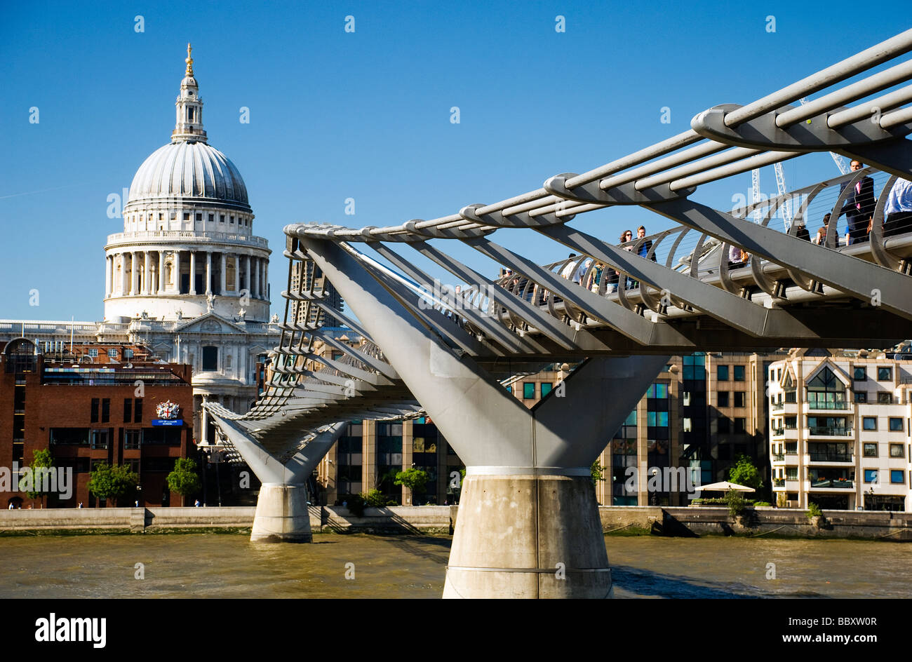 Millennium-Brücke von Königinnen Spaziergang mit Blick auf St. Pauls Stockfoto