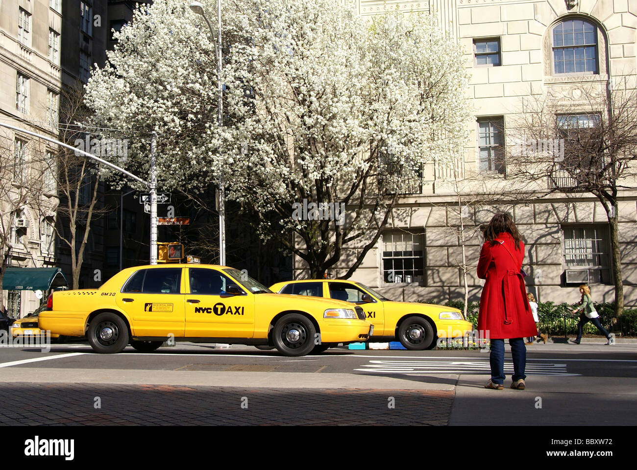 gelben Taxis auf 5th Av vor Metropolitanmuseum der Kunst Stockfoto