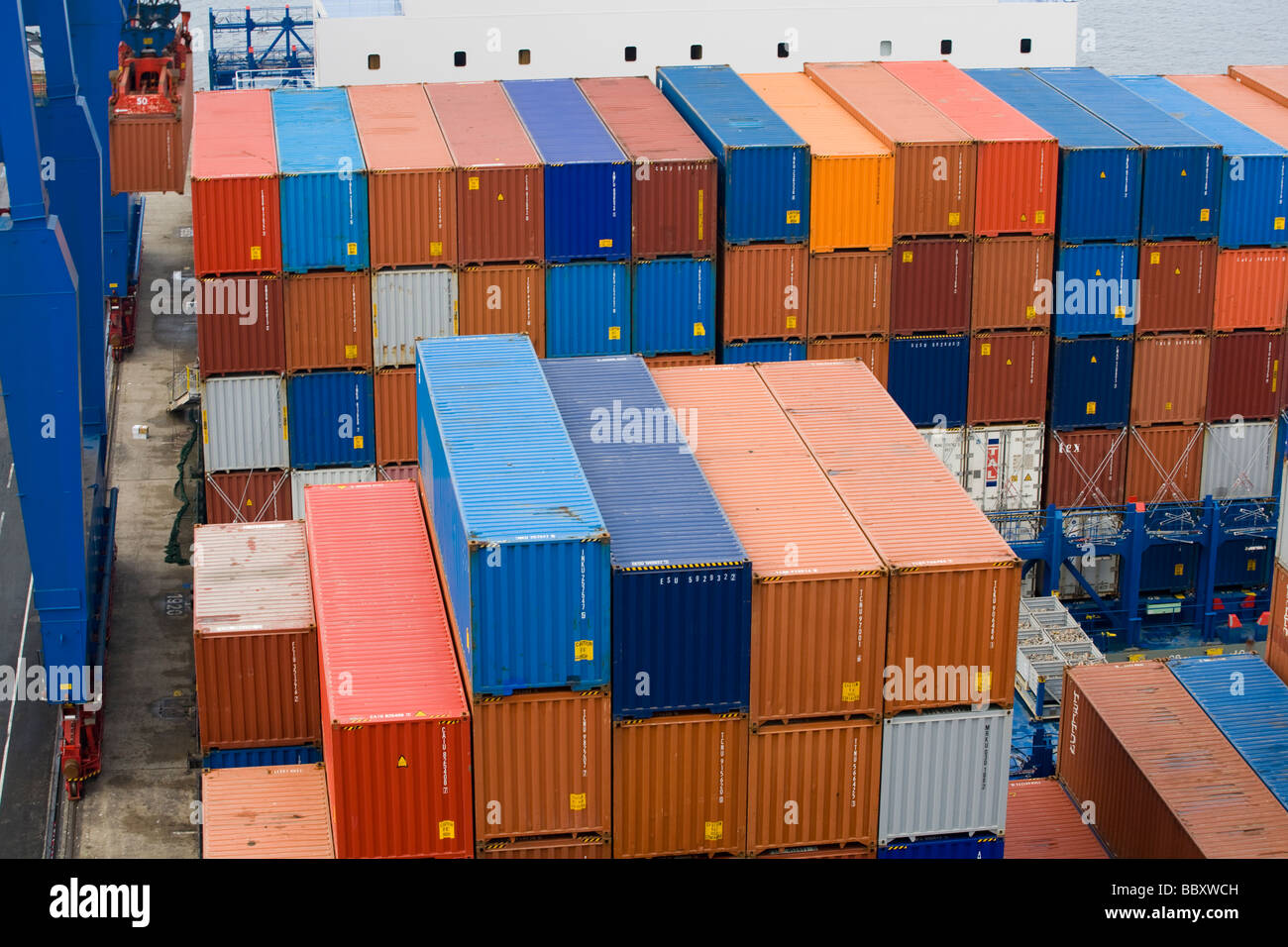 Container an Bord eines angedockten Containerschiff erwarten um entladen werden. Stockfoto