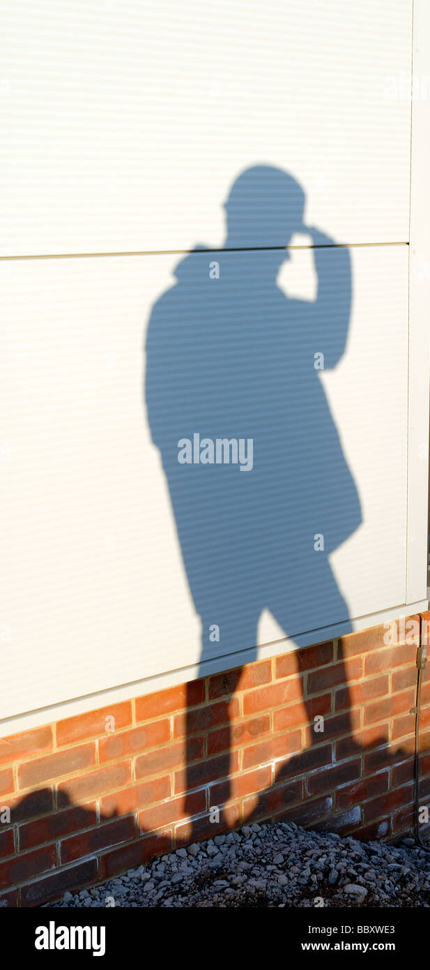 Schatten eines Erbauers gegen eine Wand auf einer Baustelle Stockfoto