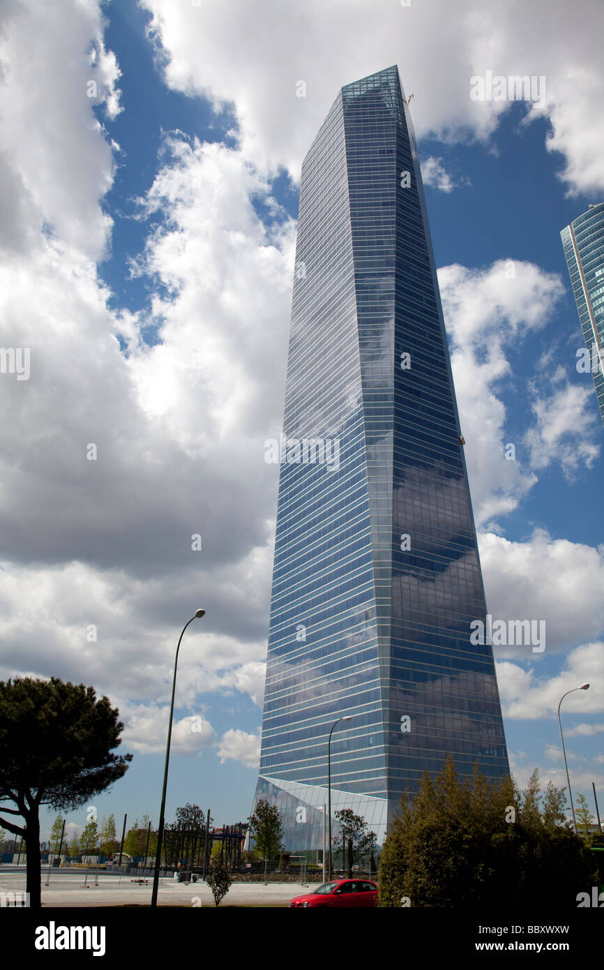 Wolken reflektieren im Fenster der moderne Wolkenkratzer, Madrid, Spanien Stockfoto