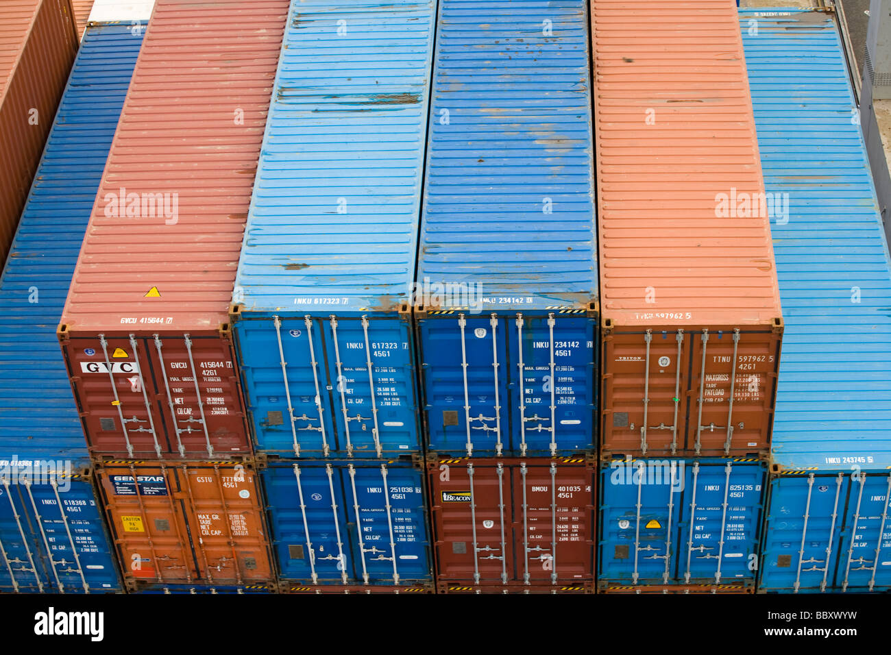 Container an Bord eines angedockten Containerschiff erwarten um entladen werden. Stockfoto