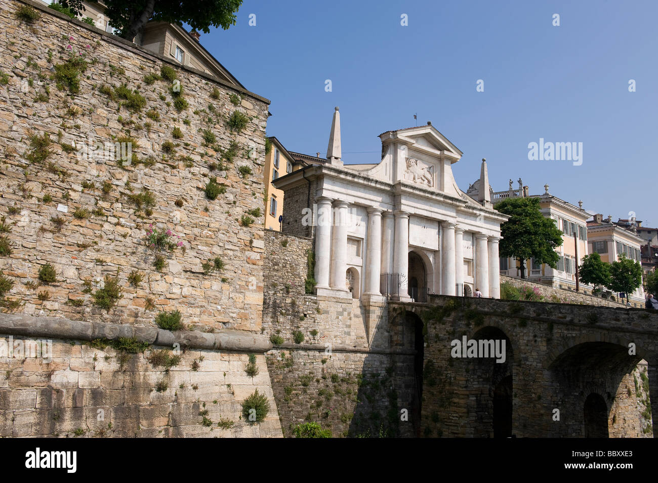 Torbogen der Eingang zur alten Stadt von Bergamo, Italien Stockfoto