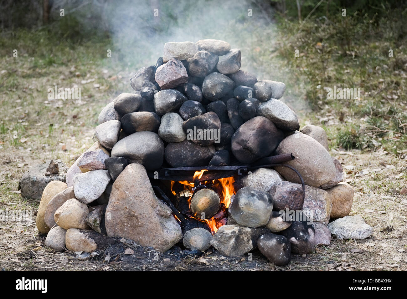 Flamme im Inneren Lagerfeuer Ofen aus Steinen closeup Stockfoto