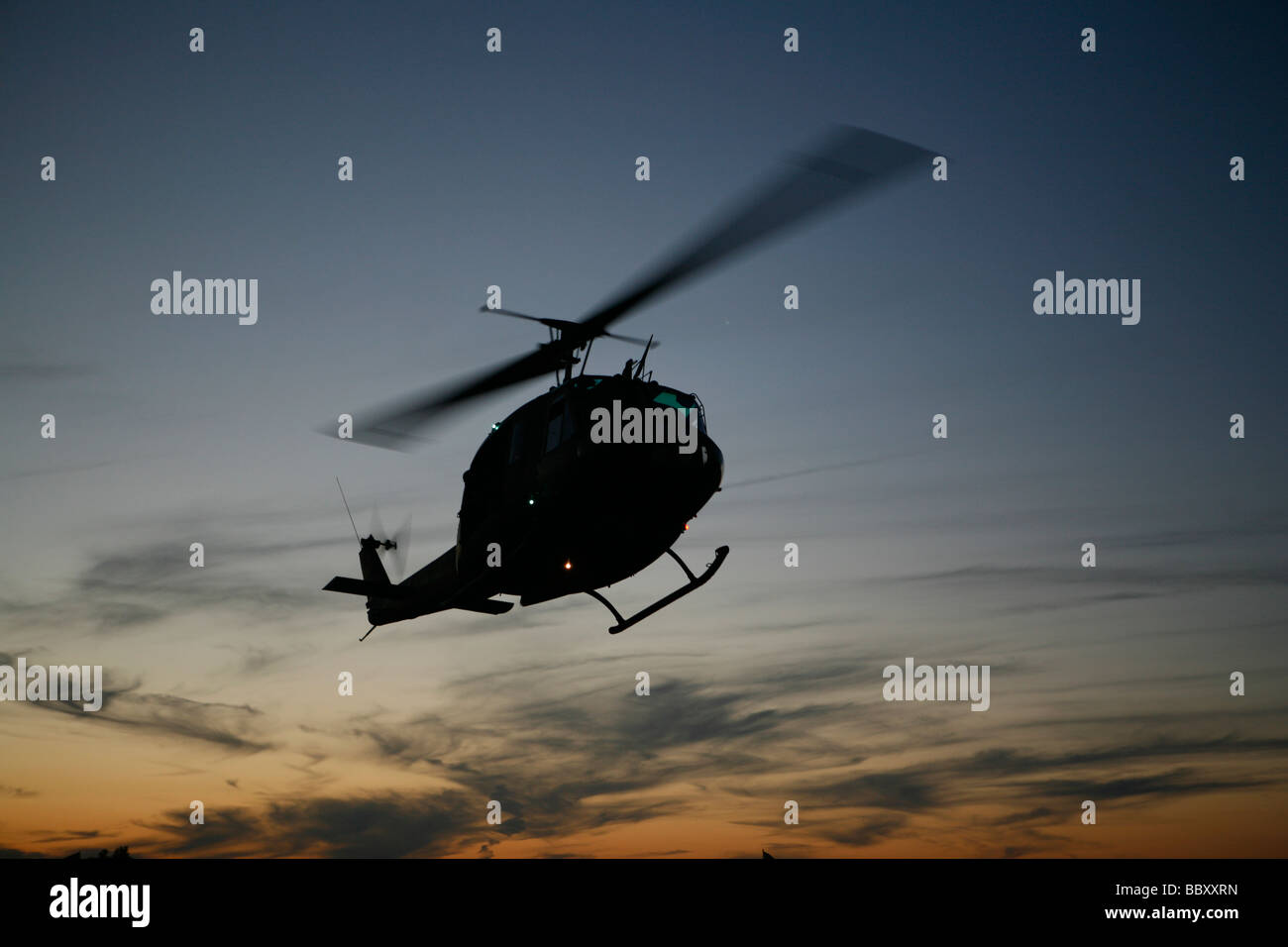 Ein restaurierte UH - 1H Huey Hubschrauber landet auf einer Landezone, LZ, während ein Vietnam-Veteranen-Wiedersehen in der Nähe von Kokomo, Indiana. Stockfoto