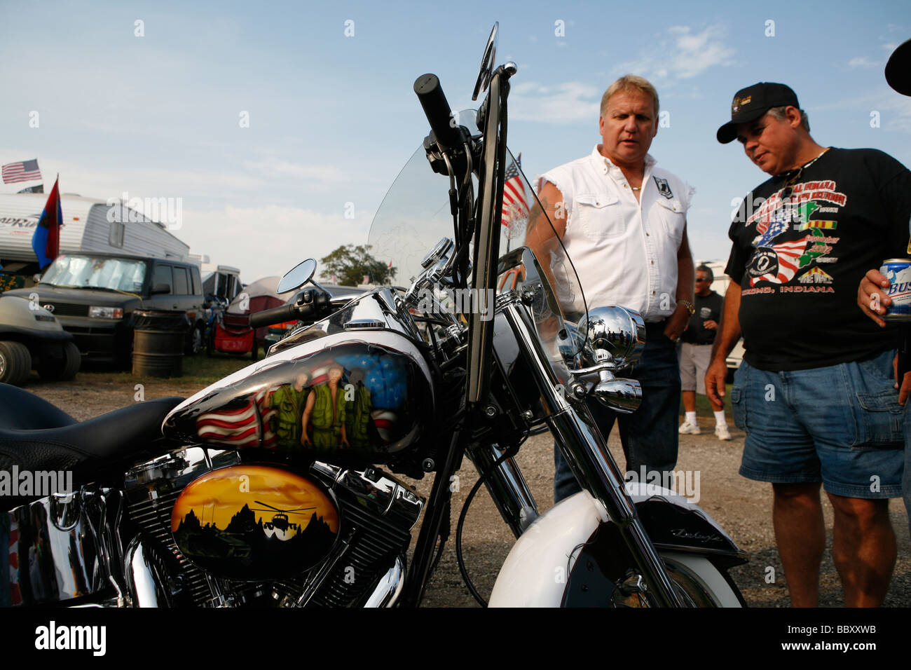Einige Vietnam Veterane bewundern ein Motorrad als ein Denkmal zu Ehren von Vietnam-Veteranen während der 2008 Kokomo Reunion gemalt. Stockfoto
