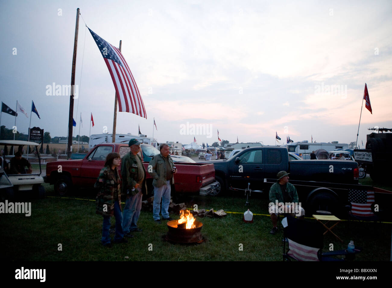 Eine Gruppe von Veteranen und ihre Familienmitglieder und Freunde stehen um ein Feuer in Kokomo, Indiana, Vietnam-Veteranen treffen. Stockfoto