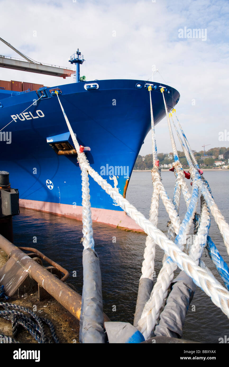 Ein Containerschiff angedockt und festgemachten wartet in einem Container-Hafen entladen werden. Stockfoto