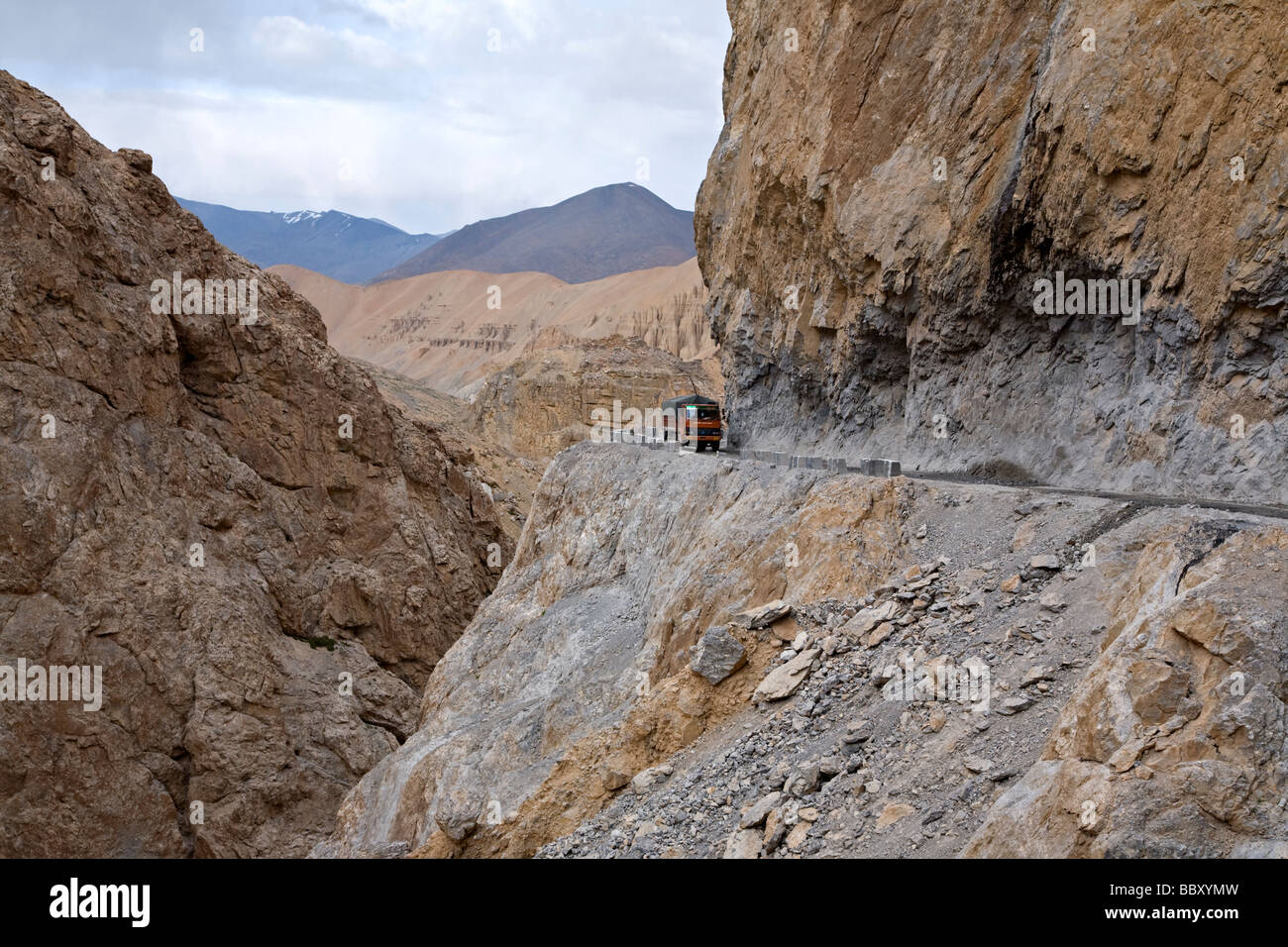 LKW auf der Manali-Leh-Straße. In der Nähe von Pang. Ladakh. Indien Stockfoto