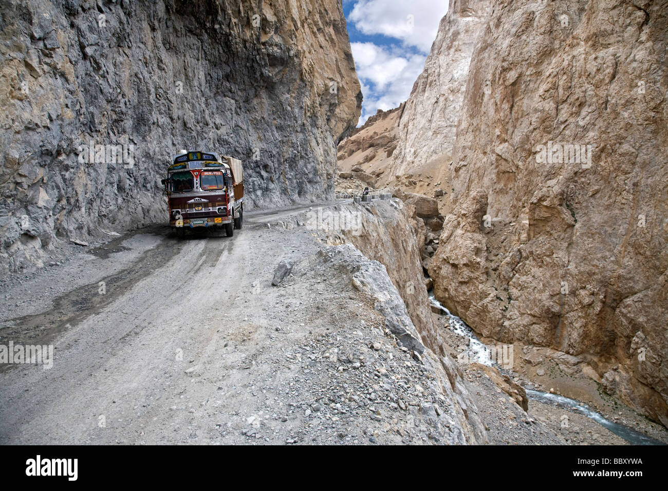 LKW auf der Manali-Leh-Straße. In der Nähe von Pang. Ladakh. Indien Stockfoto