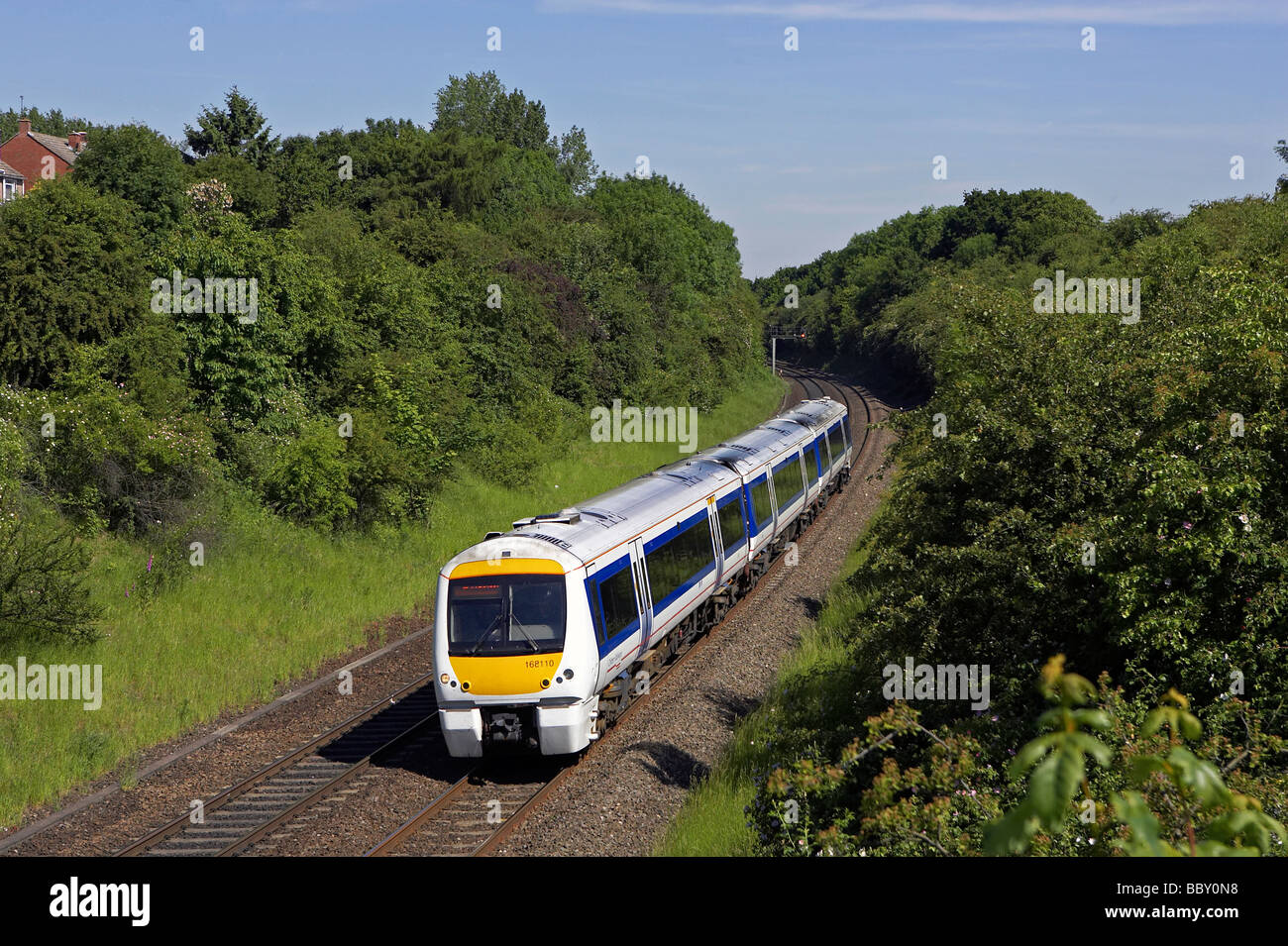 Chiltern Züge 168110 durchläuft Whitnash Leamington Spa mit einem Birmingham Snow Hill London-Service auf 02 06 09 Stockfoto