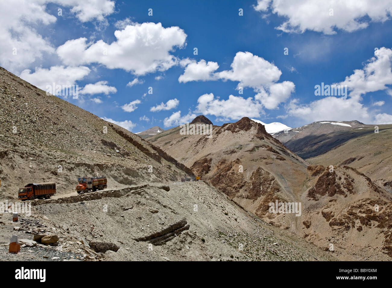 LKW auf der Manali-Leh-Straße. Taglang La-Pass (5328m). Ladakh. Indien Stockfoto