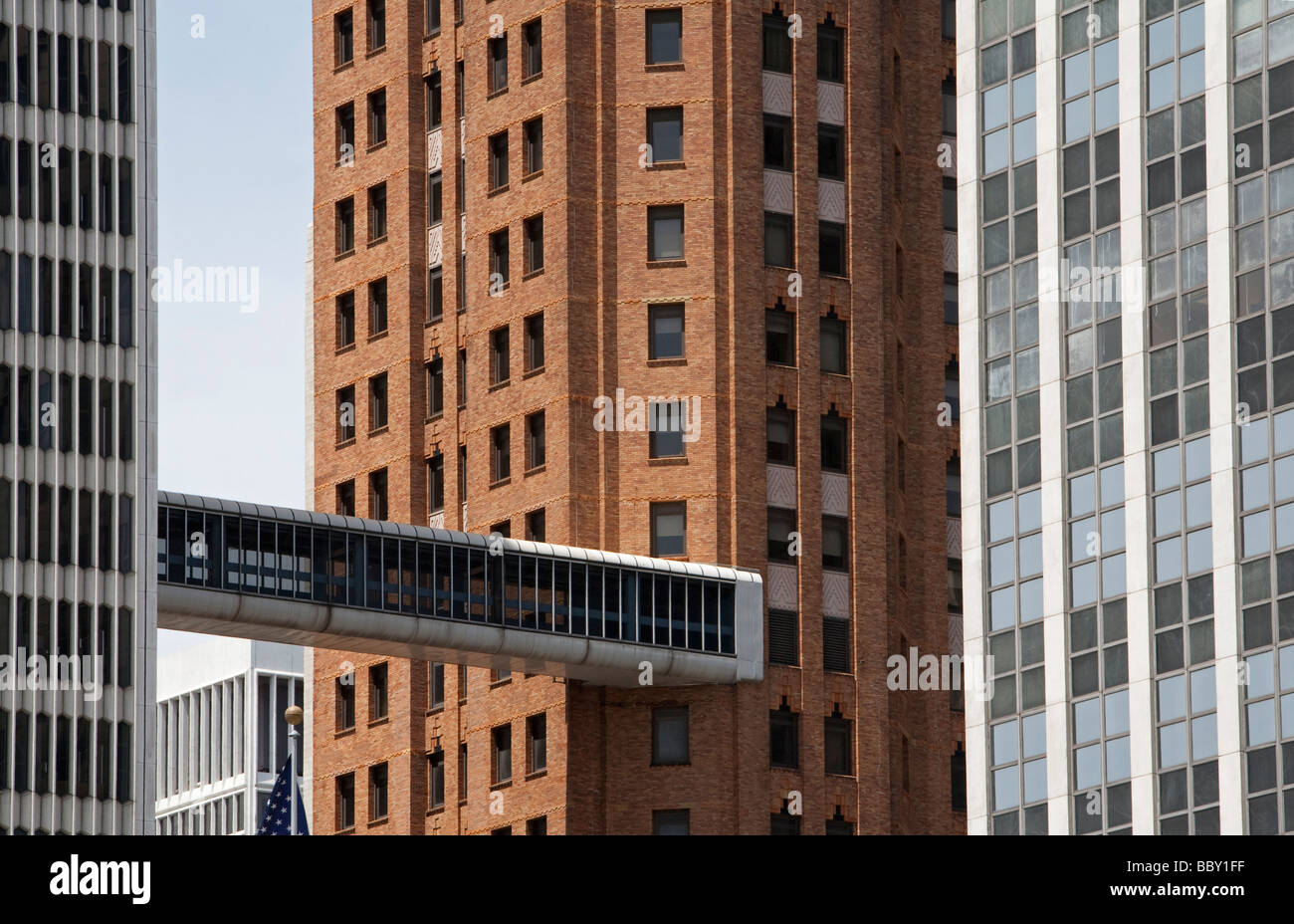 Skybridge verbindet historische und moderne Gebäude in Detroit Stockfoto