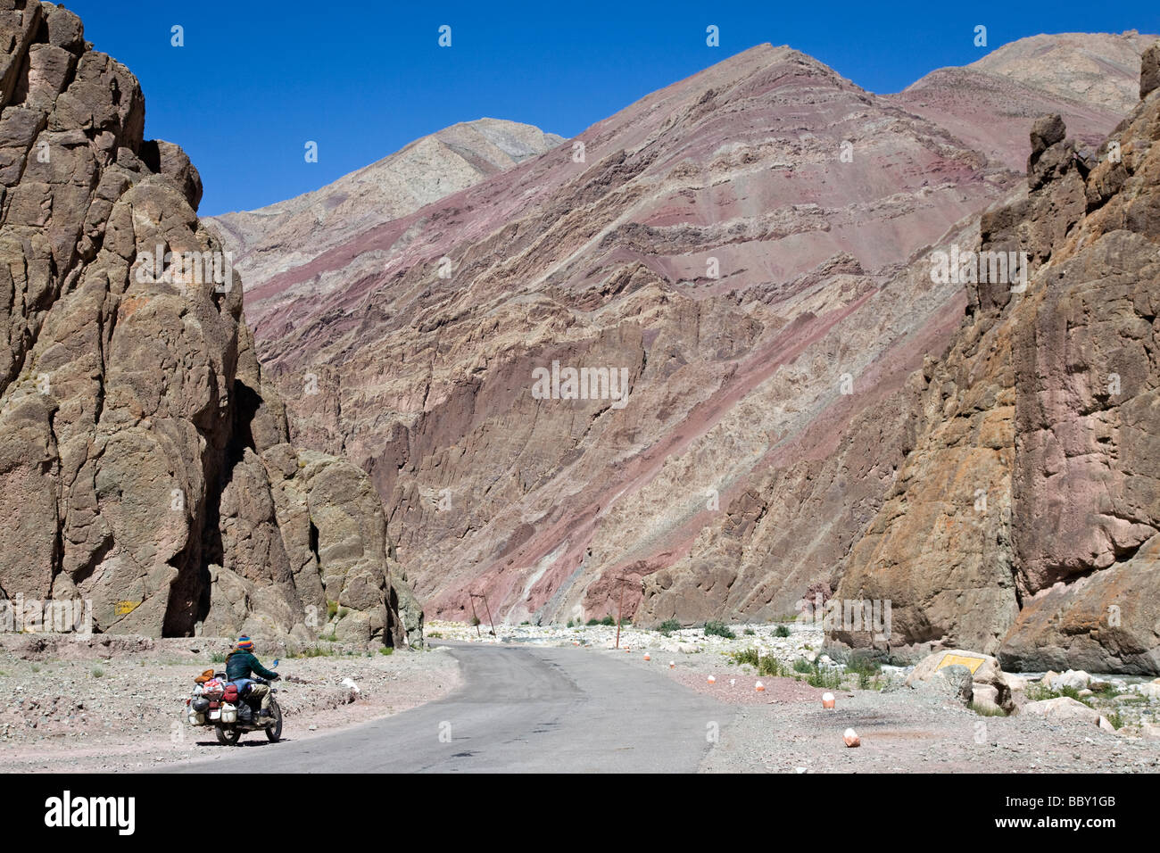 Biker auf der Manali-Leh-Straße. In der Nähe von Gya Dorf Ladakh. Indien Stockfoto