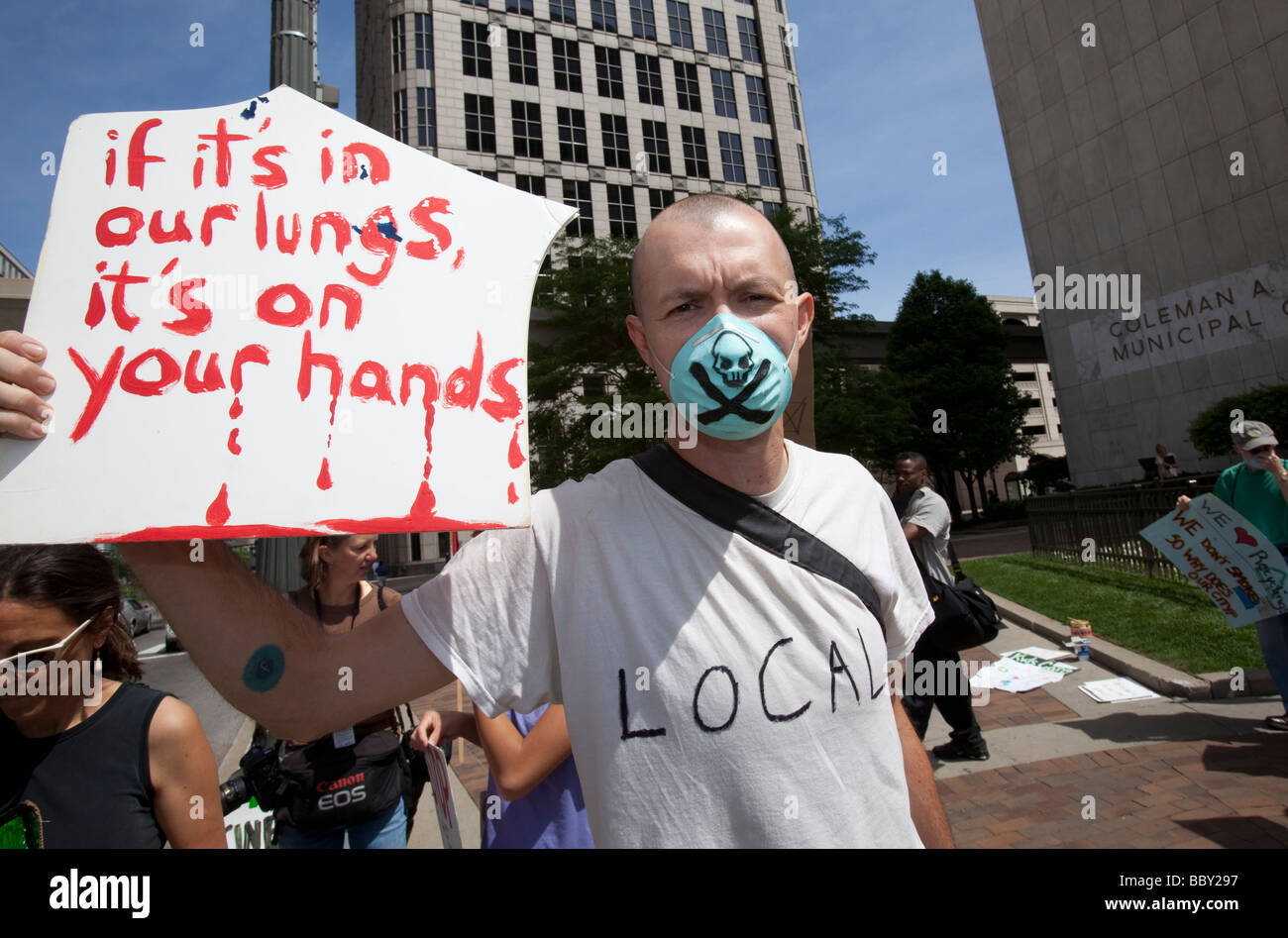 Demonstranten fordern Schließung des Müllverbrennungsanlage Stockfoto