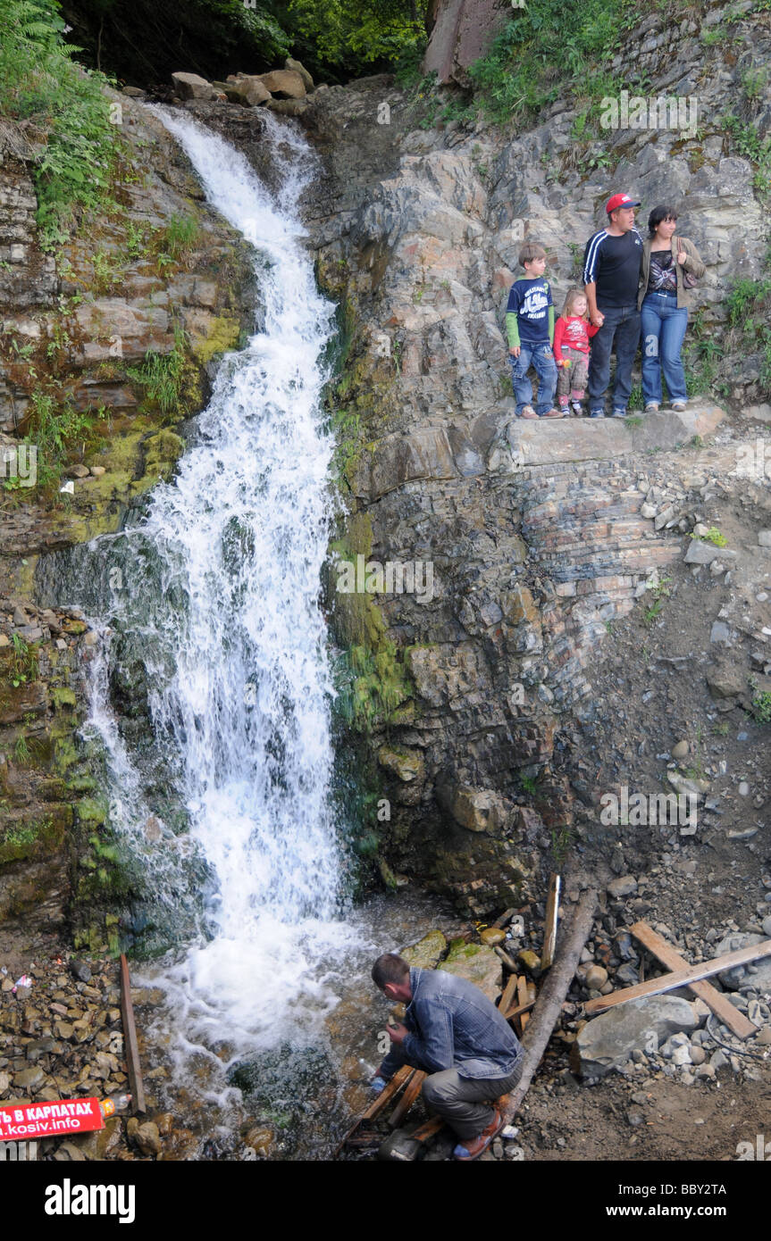 Wasserfall in der Nähe von River Cheremosh, Karpaten, Huzulen Region, Westukraine. Stockfoto