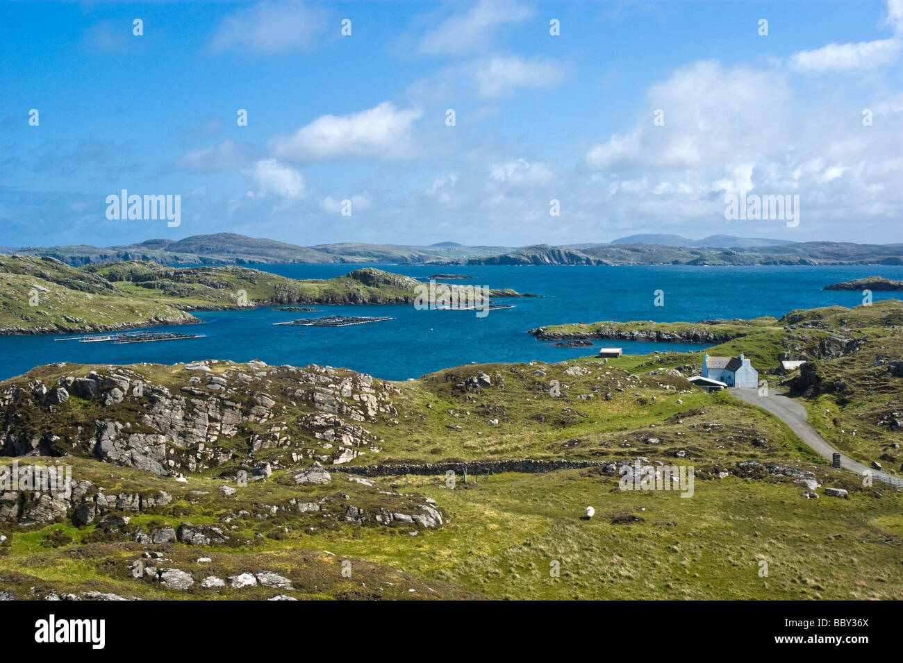 Blick über Loch Rog ein Ohr von Great Bernera an der westlichen Küste von Lewis in die äußeren Hebriden in Schottland Stockfoto