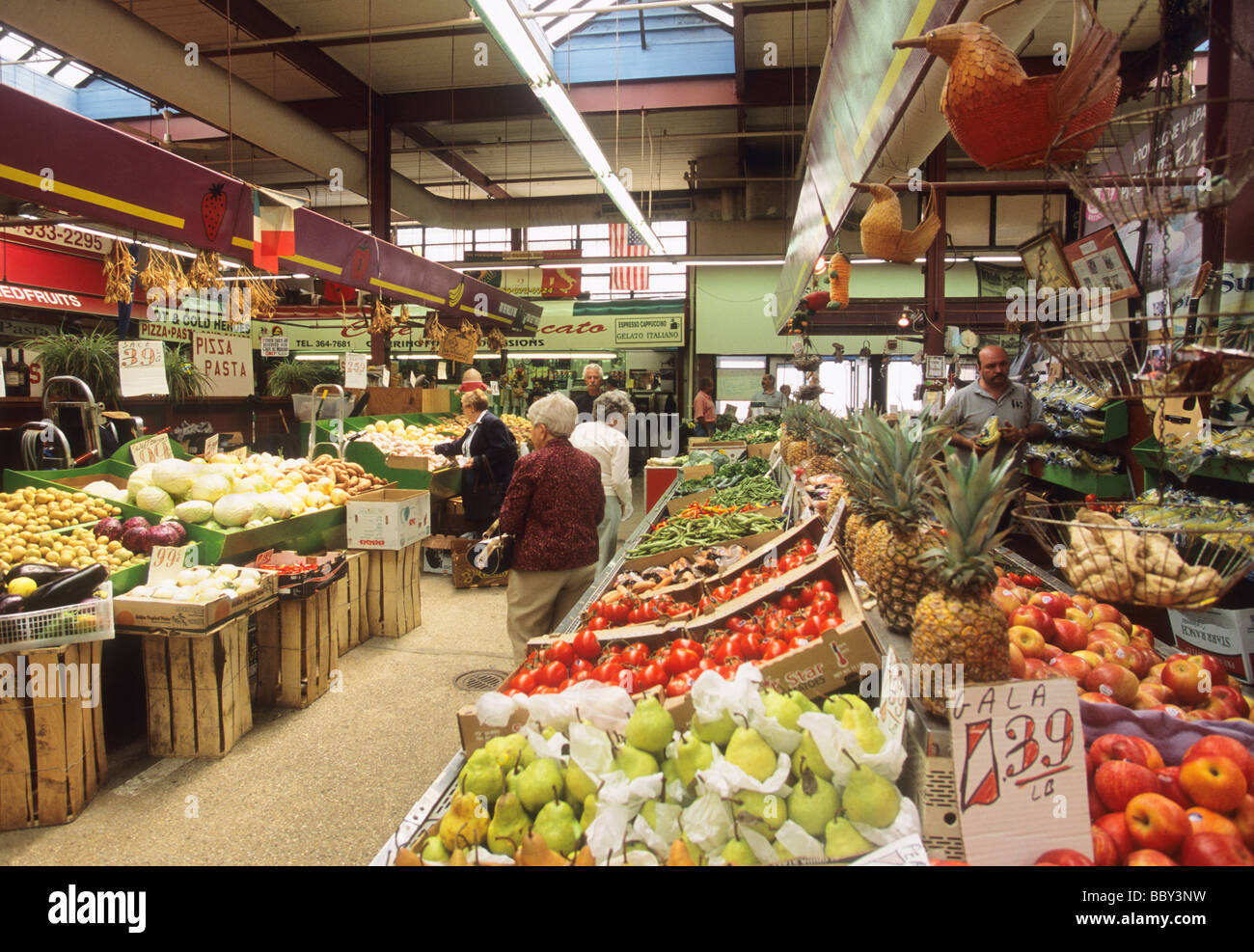 Supermarkt. Arthure Avenue, Einzelhandelsmarkt. Italienischer Lebensmitteleinzelhandel mit ethnischen Zugehörigkeit in der Bronx New York City Little Italy USA. Kunden kaufen Lebensmittel ein Stockfoto