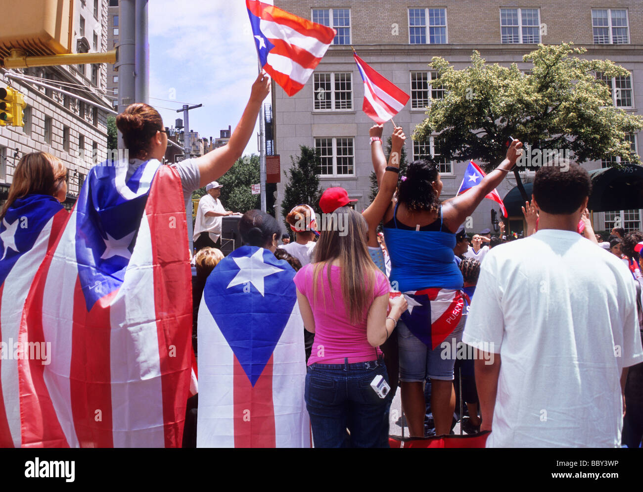 Puerto-ricanische Tagesparade in New York City. Auf der Fifth Avenue USA beobachten die Zuschauer Paradefeiern, die jubeln und die Flaggen schwenken. Puerto Rico Festival. NEW YORK CITY Stockfoto