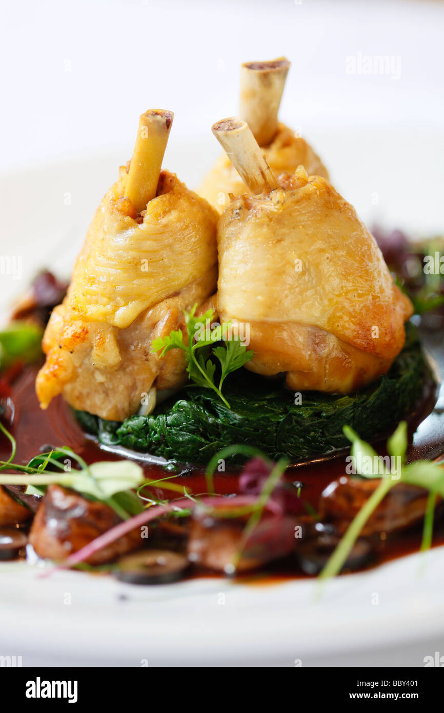 Huhn mit schwarzen Oliven und Pilze essen Cielo Restaurant in Brindleyplace Birmingham England Stockfoto