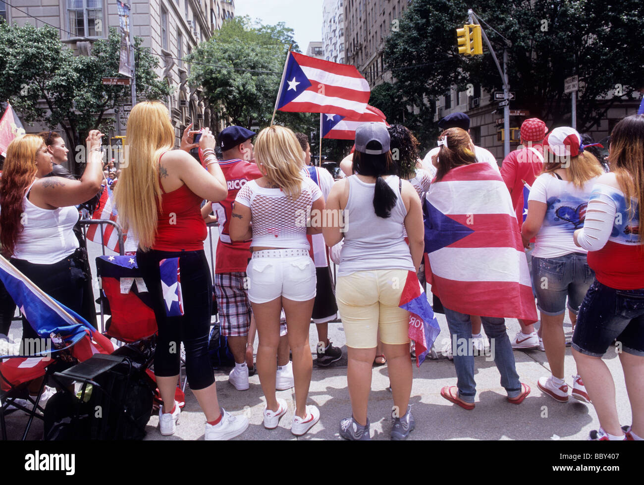 Menschenmassen, viele übergewichtige Menschen, beobachten Puerto Rican Day Parade in New York City. Eine multikulturelle ethnische Veranstaltung auf der 5th Avenue Stockfoto